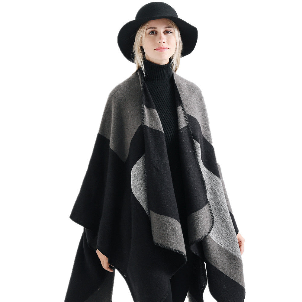 Dam Elegant Oversized Poncho av Högkvalitativt Material med Modernt Randmönster Mirla-Eva Jonsson
