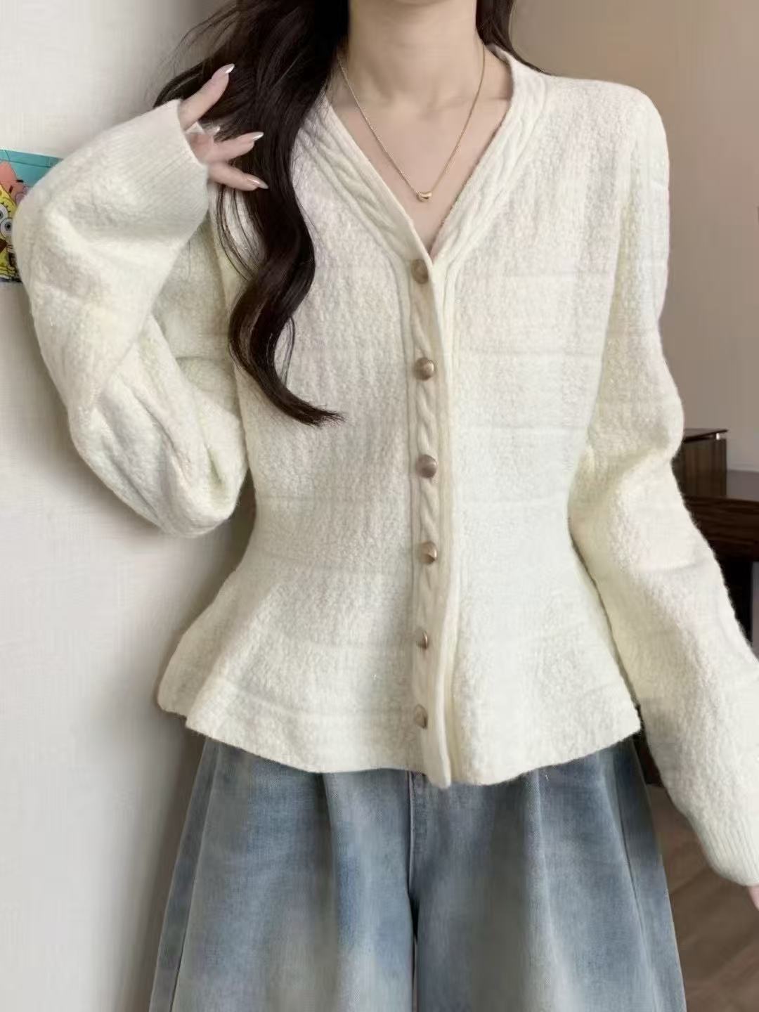 Dam Elegant Stickad Jacka med Strukturerad Design och Feminina Puffärmar Mirla-Eva Jonsson