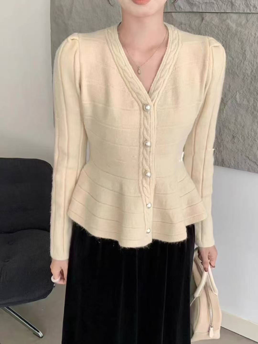Dam Elegant Stickad Jacka med Strukturerad Design och Feminina Puffärmar Mirla-Eva Jonsson