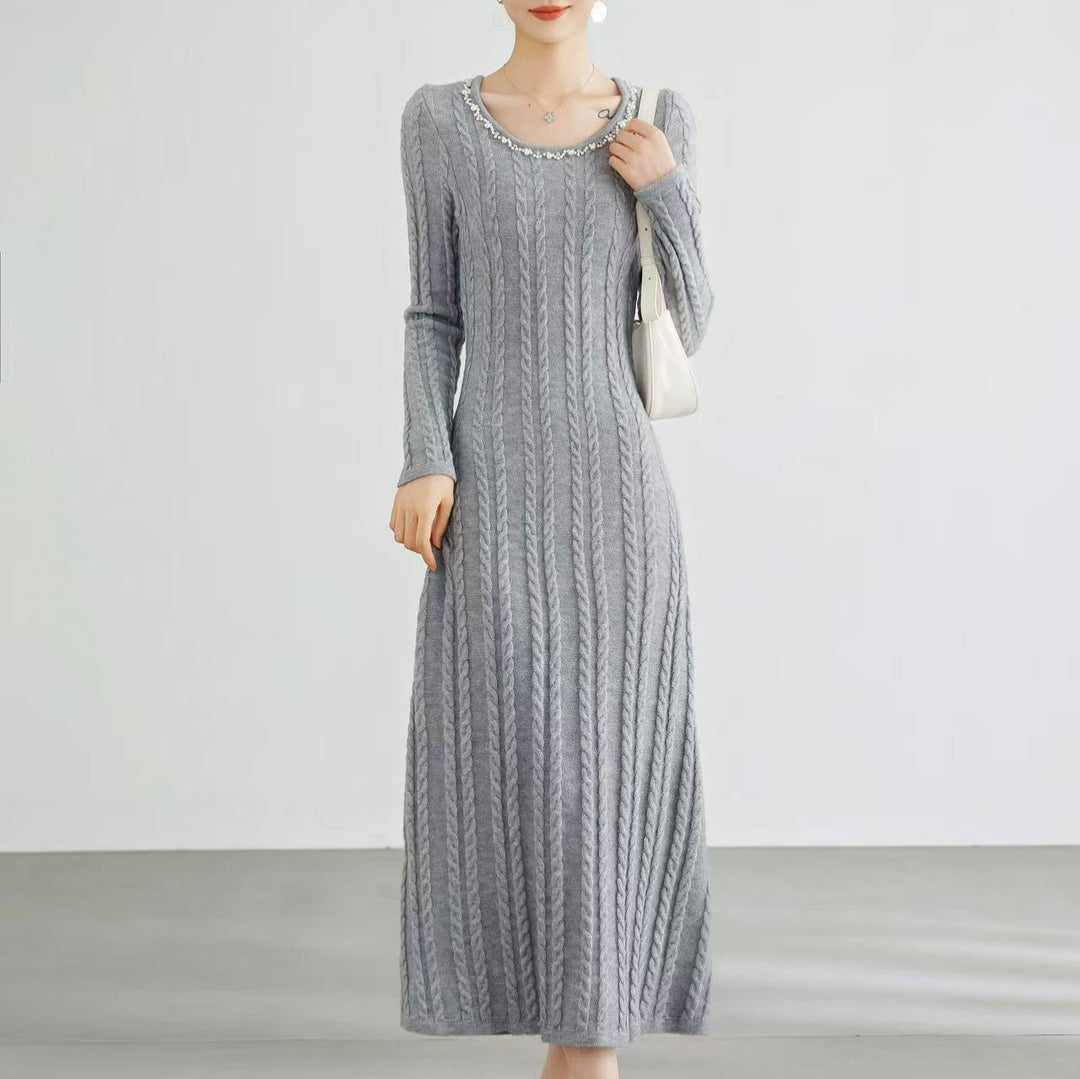 Dam Elegant Stickad Klänning med Kabelmönster och Dekorativa Detaljer Mirla-Eva Jonsson