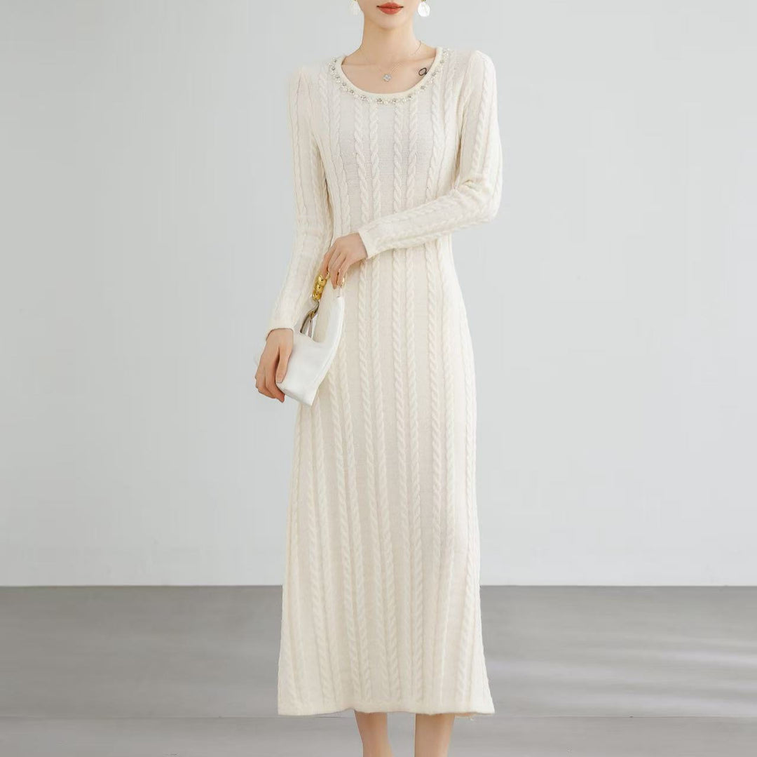 Dam Elegant Stickad Klänning med Kabelmönster och Dekorativa Detaljer Mirla-Eva Jonsson