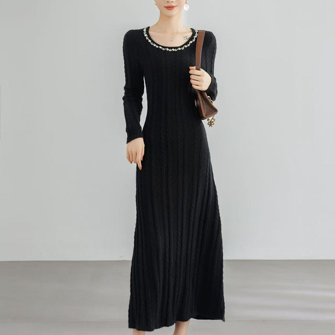 Dam Elegant Stickad Klänning med Kabelmönster och Dekorativa Detaljer Mirla-Eva Jonsson