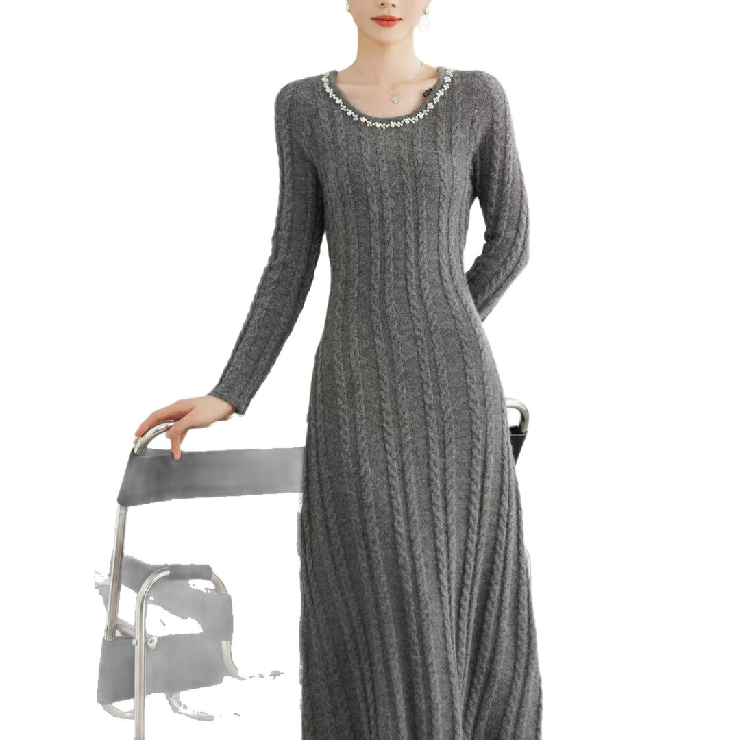 Dam Elegant Stickad Klänning med Kabelmönster och Dekorativa Detaljer Mirla-Eva Jonsson