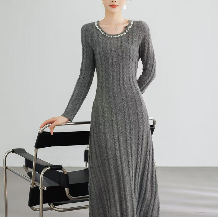 Dam Elegant Stickad Klänning med Kabelmönster och Dekorativa Detaljer Mirla-Eva Jonsson