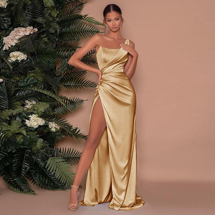Dam Elegant Vinklänning med asymmetrisk slits och flödande satin Mirla-Eva Jonsson