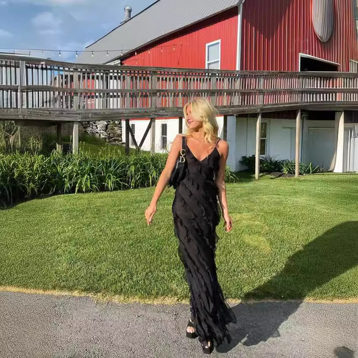 Dam Elegant kvällsklänning med kroppsnära skärning och djup V-ringning Mirla-Eva Jonsson