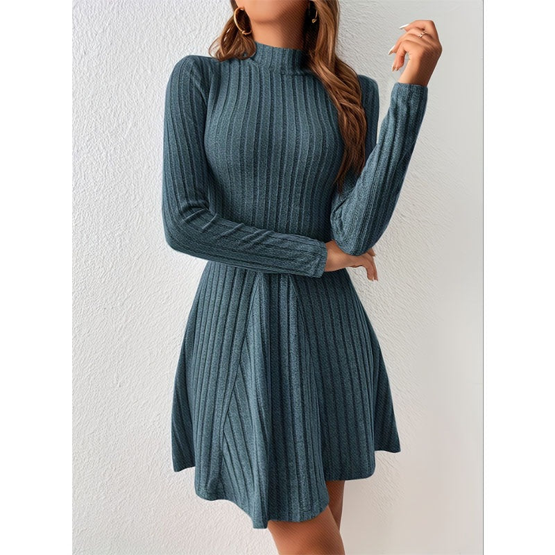 Dam Elegant stickklänning med hög krage och asymmetrisk skärning Mirla-Eva Jonsson