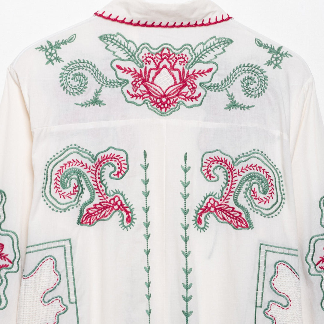 Dam Hemdblus med konstfulla broderier Mirla-Eva Jonsson