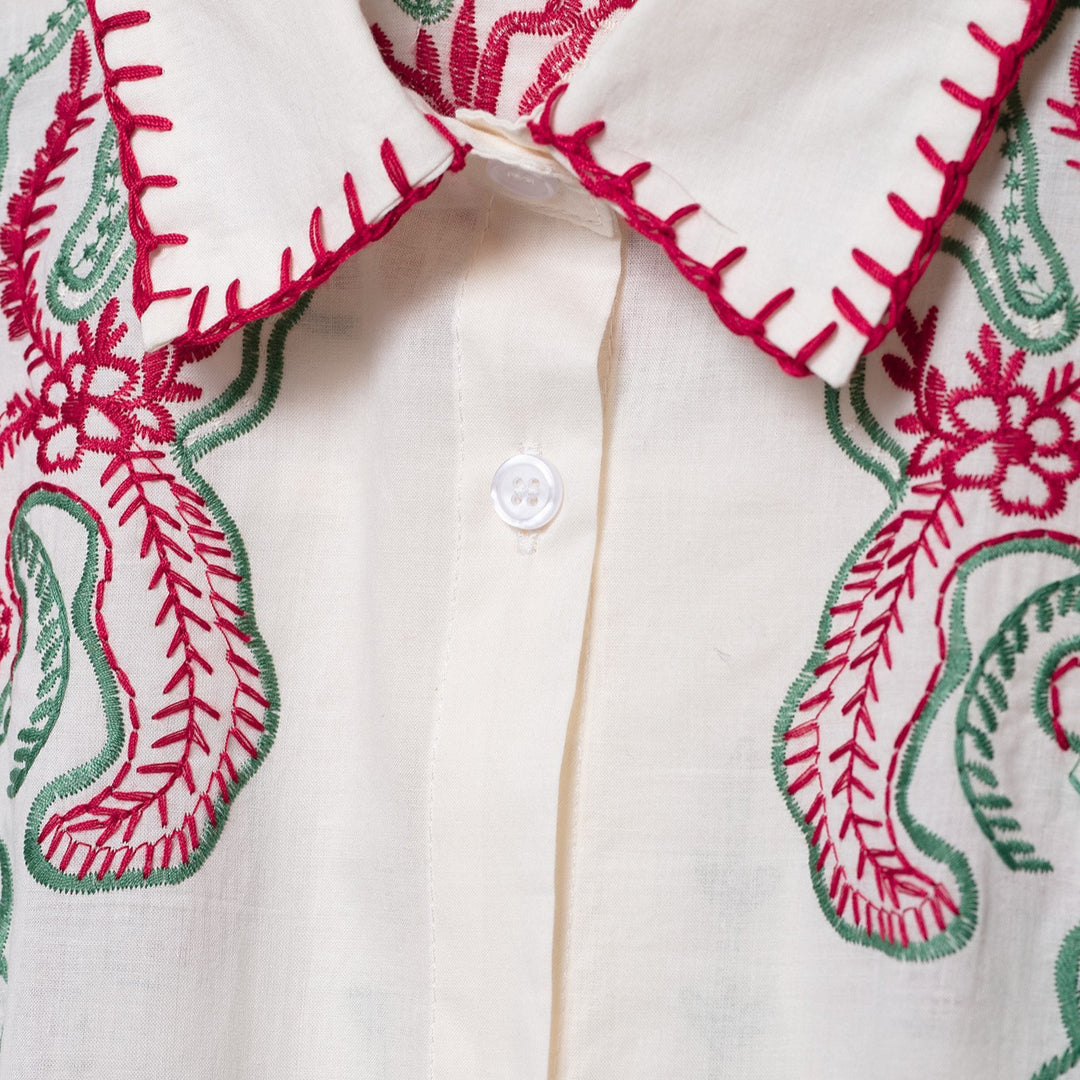 Dam Hemdblus med konstfulla broderier Mirla-Eva Jonsson