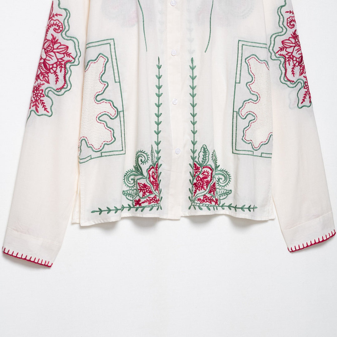 Dam Hemdblus med konstfulla broderier Mirla-Eva Jonsson
