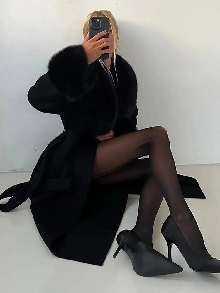 Dam Lång Mantel i Ullmix med Omlott­design & Konstpälsdetalj | Mirla-Eva Jonsson