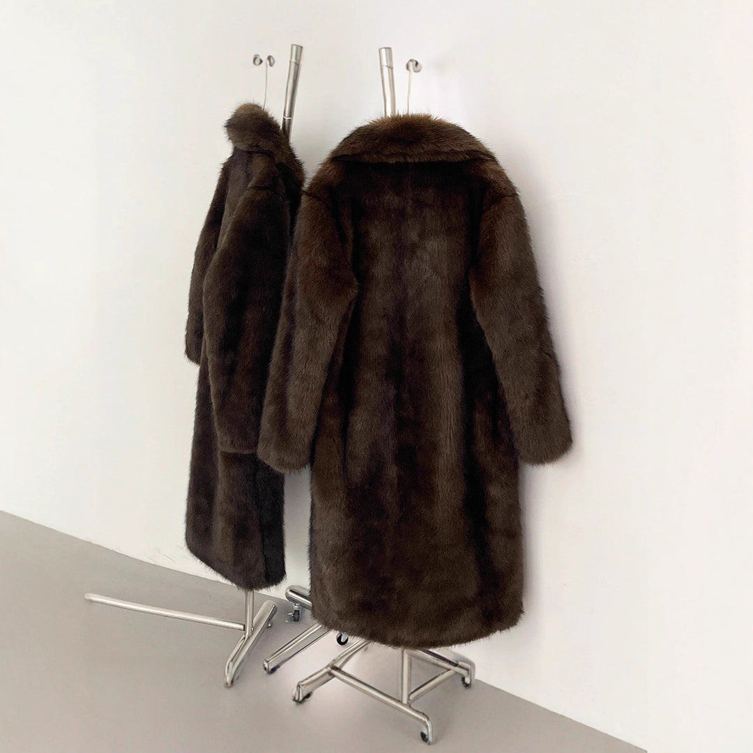 Dam Långhårskappa i Elegant Stil med Lång Design | Mirla-Eva Jonsson