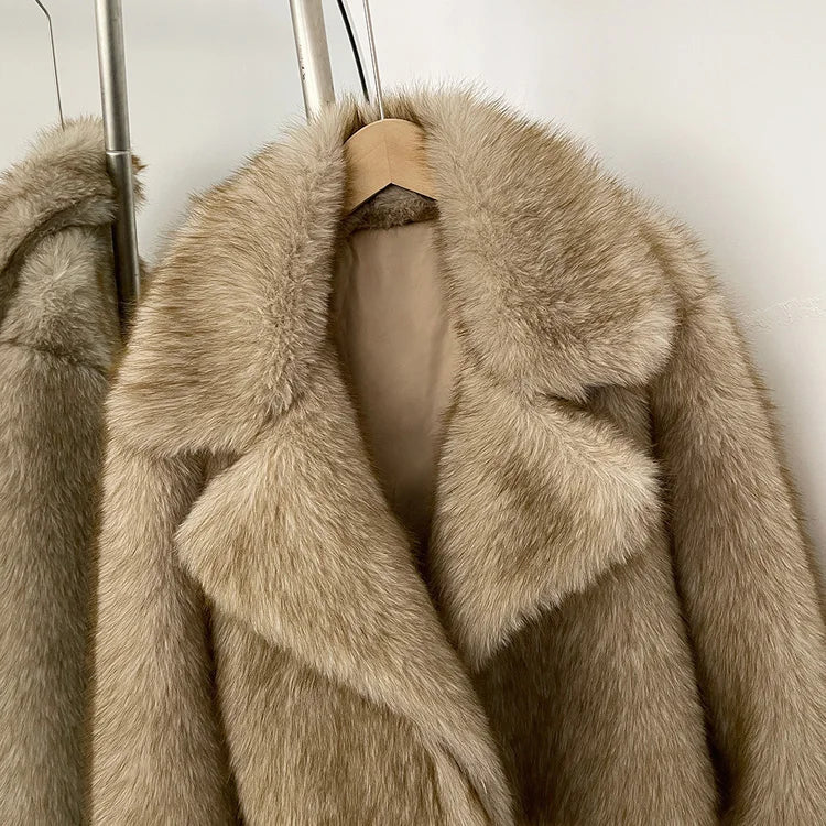 Dam Långhårskappa i Elegant Stil med Lång Design | Mirla-Eva Jonsson