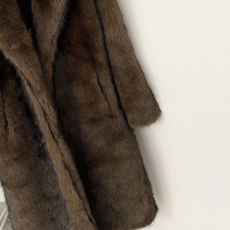 Dam Långhårskappa i Elegant Stil med Lång Design | Mirla-Eva Jonsson