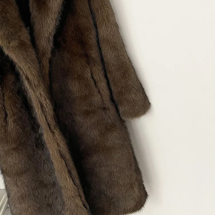 Dam Långhårskappa i Elegant Stil med Lång Design | Mirla-Eva Jonsson