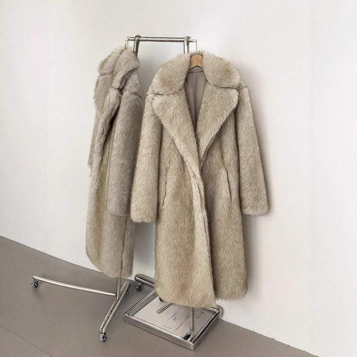 Dam Långhårskappa i Elegant Stil med Lång Design | Mirla-Eva Jonsson