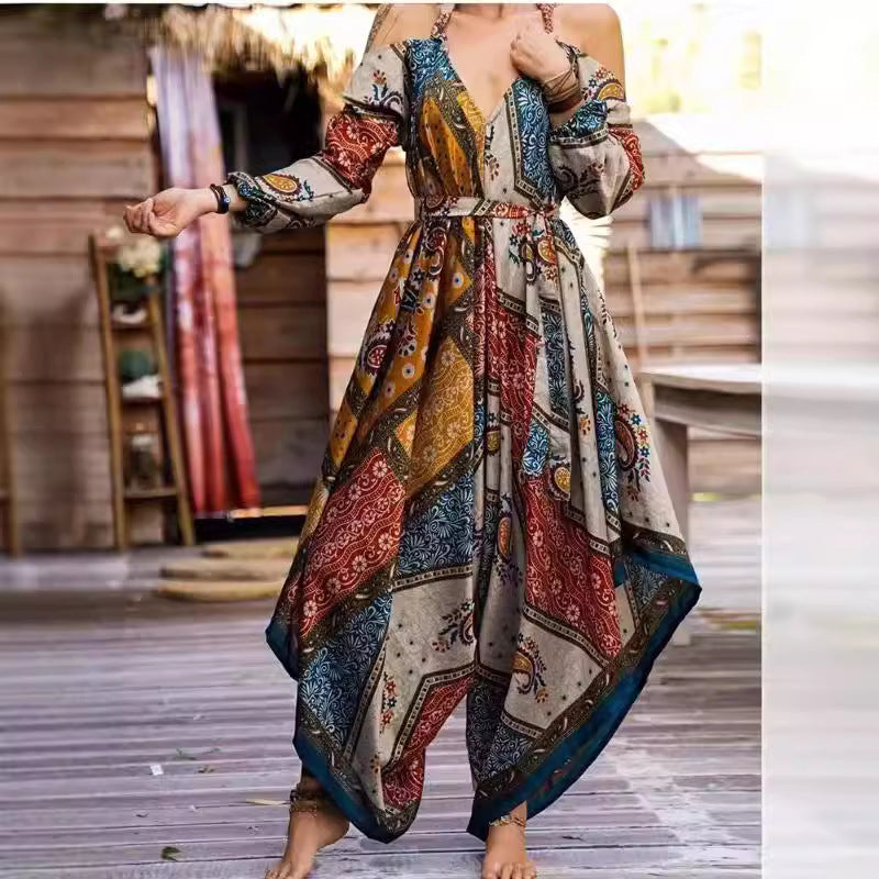 Dam Långt omslagklänning med lekfullt mönster och off-shoulder design Mirla-Eva Jonsson