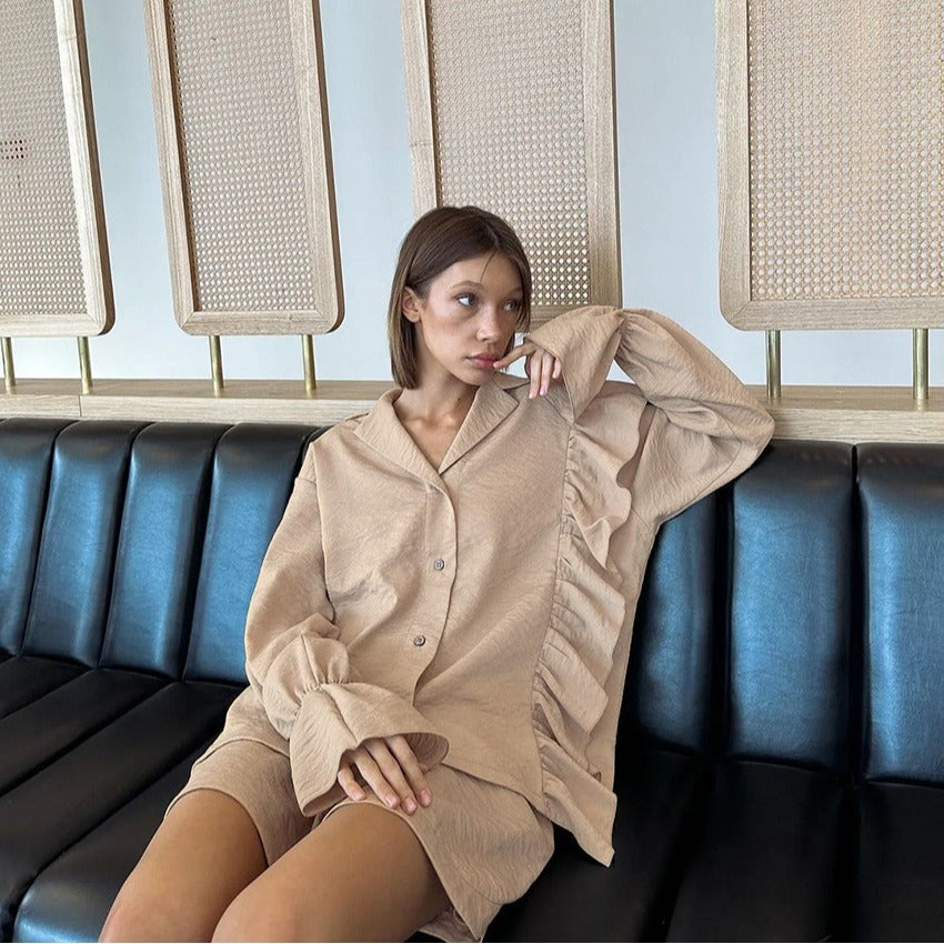 Dam Loungewear Set med eleganta volangdetaljer Mirla-Eva Jonsson