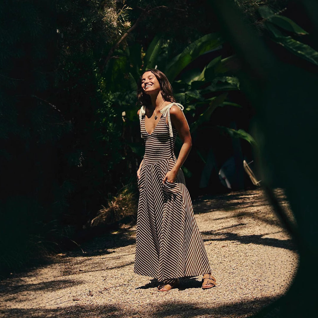 Dam Maxi Sommardress med lekfulla axelband och elegant V-hals-Eva Jonsson