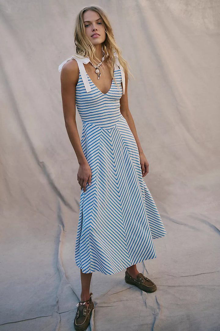 Dam Maxi Sommardress med lekfulla axelband och elegant V-hals-Eva Jonsson