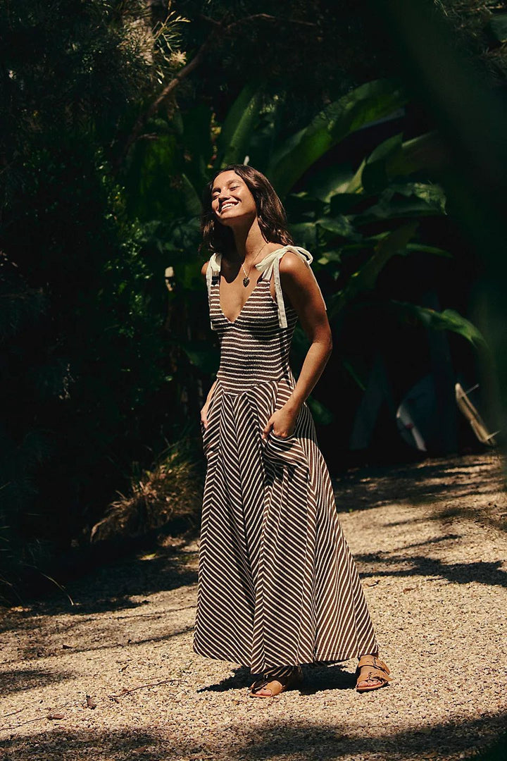 Dam Maxi Sommardress med lekfulla axelband och elegant V-hals-Eva Jonsson