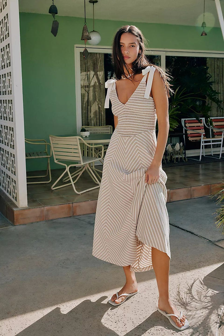 Dam Maxi Sommardress med lekfulla axelband och elegant V-hals-Eva Jonsson