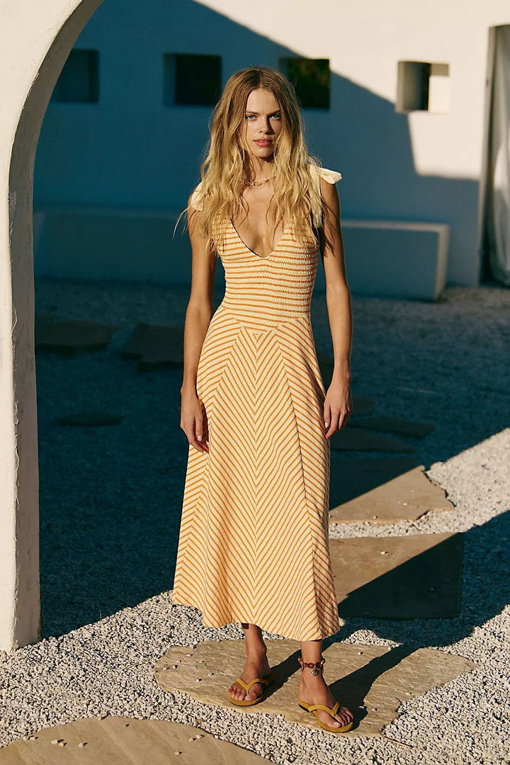 Dam Maxi Sommardress med lekfulla axelband och elegant V-hals-Eva Jonsson
