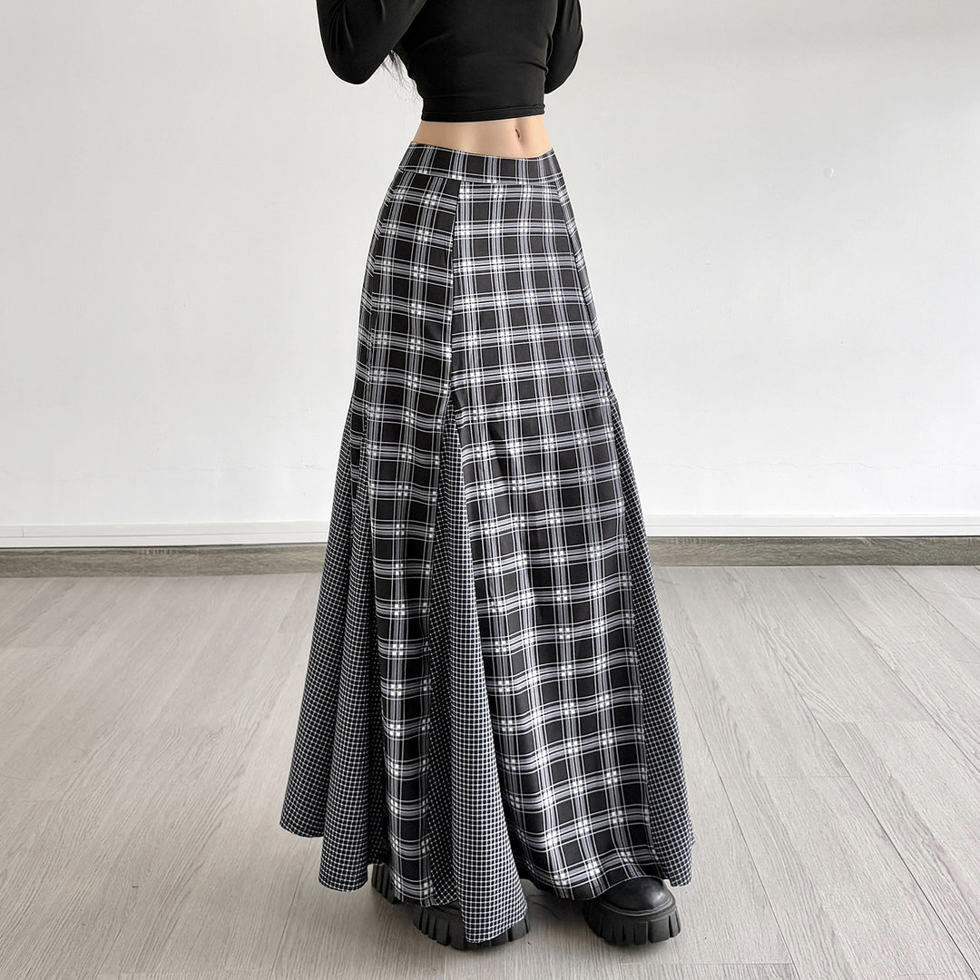 Dam Maxi skirt with modern checkered pattern and elegant slit design Mirla-Eva Jonsson