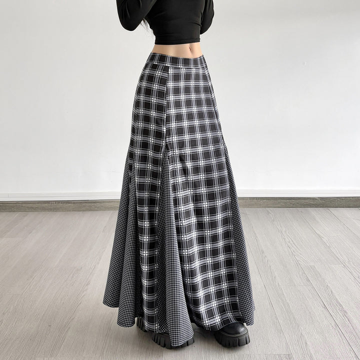 Dam Maxi skirt with modern checkered pattern and elegant slit design Mirla-Eva Jonsson