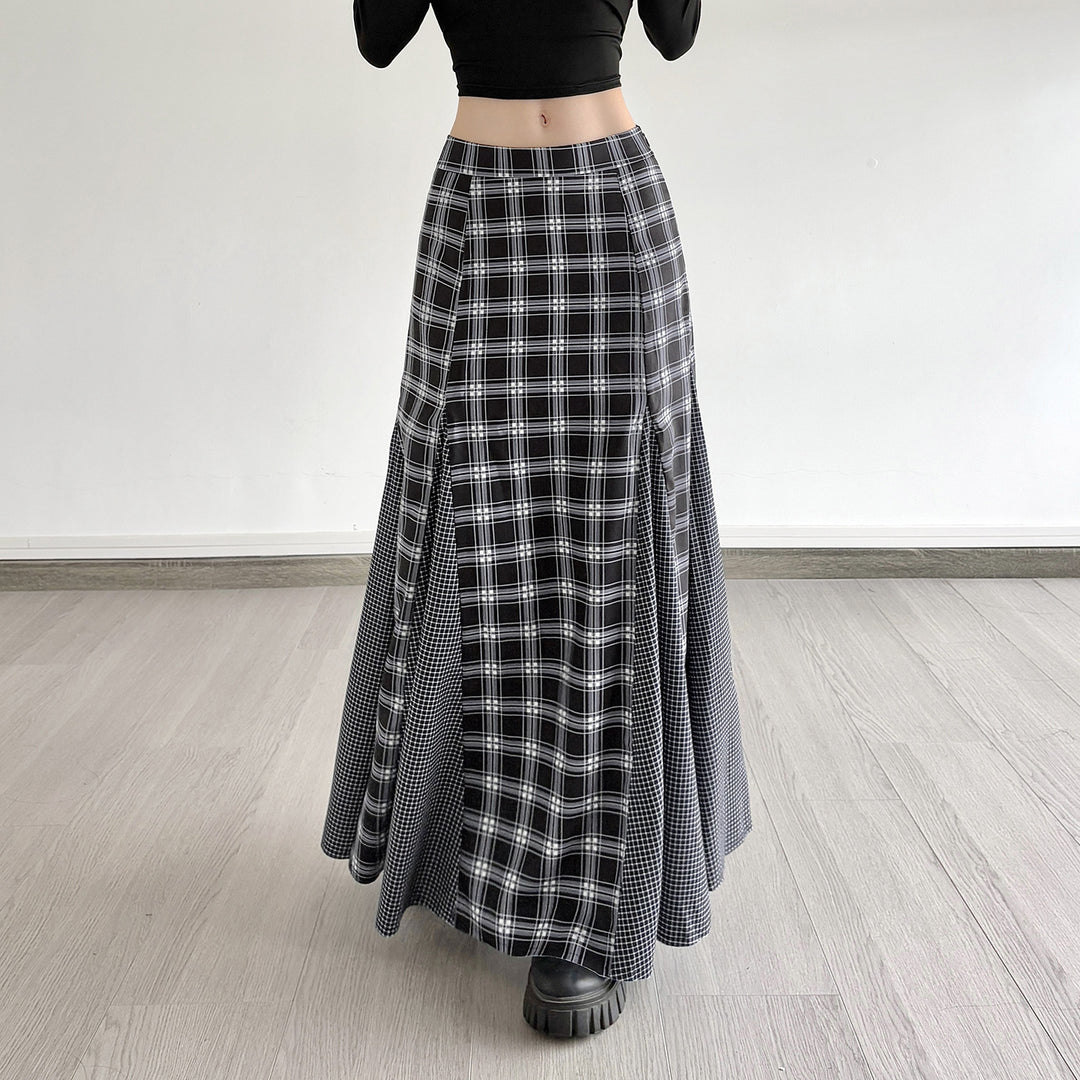 Dam Maxi skirt with modern checkered pattern and elegant slit design Mirla-Eva Jonsson