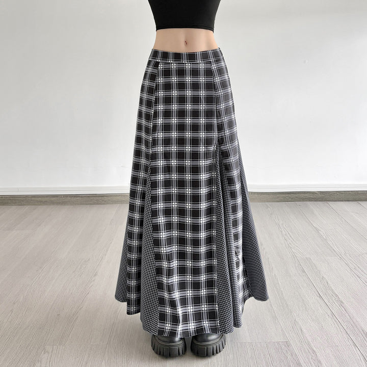 Dam Maxi skirt with modern checkered pattern and elegant slit design Mirla-Eva Jonsson