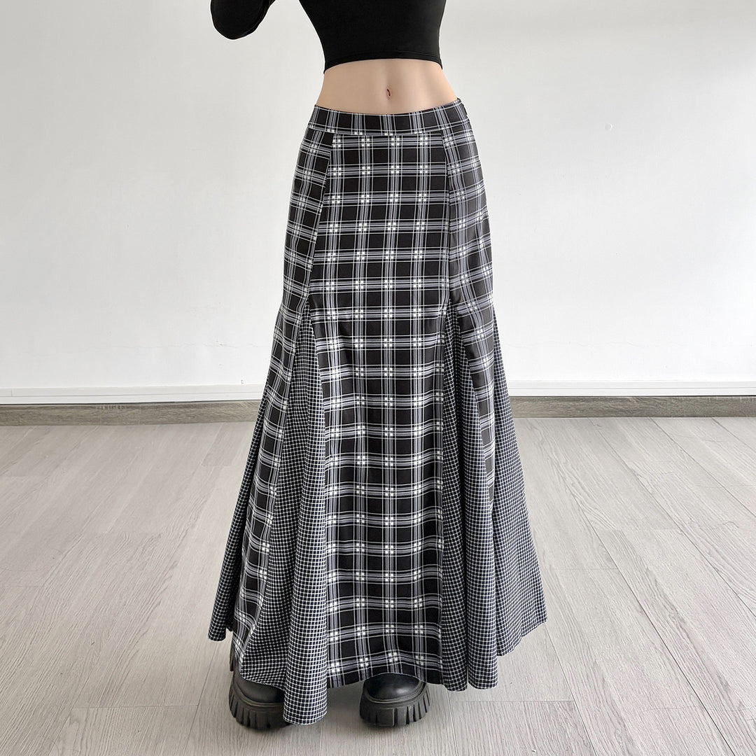 Dam Maxi skirt with modern checkered pattern and elegant slit design Mirla-Eva Jonsson