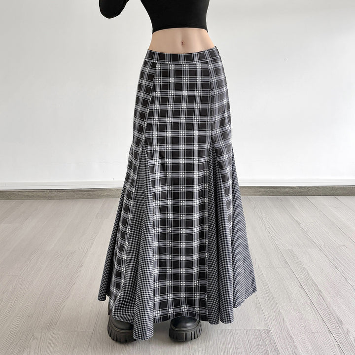Dam Maxi skirt with modern checkered pattern and elegant slit design Mirla-Eva Jonsson