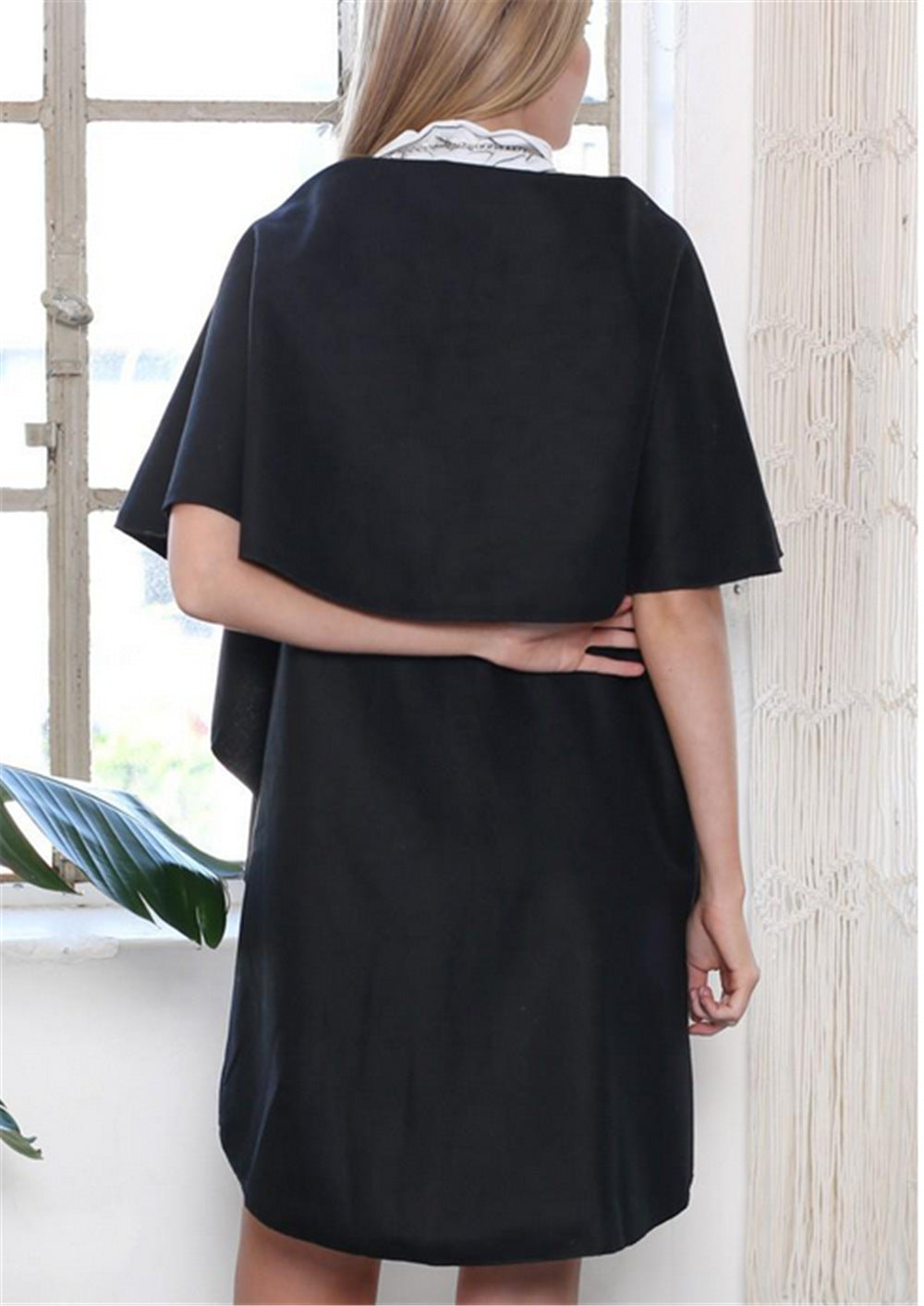 Dam Mode Cape-mantel med stor krage och asymmetrisk fåll Mirla-Eva Jonsson