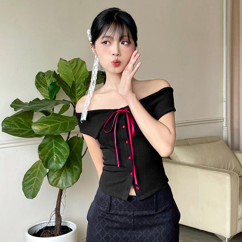 Dam Off-Shoulder Blus med kontrastknappar och midjeband Mirla-Eva Jonsson