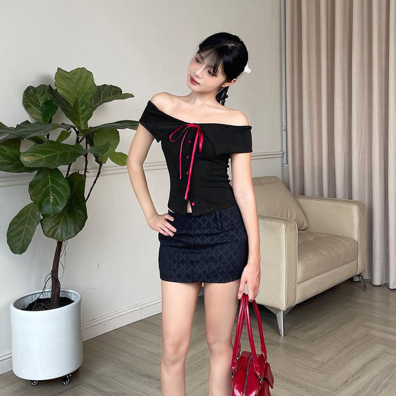 Dam Off-Shoulder Blus med kontrastknappar och midjeband Mirla-Eva Jonsson