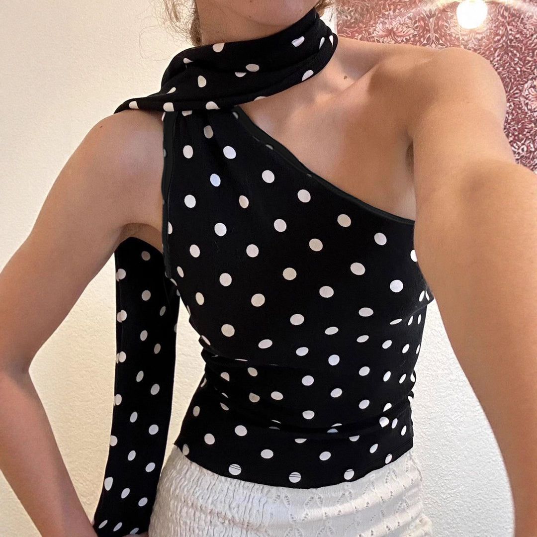 Dam Off-Shoulder Blusenshirt med asymmetrisk design och lekfullt prickmönster Mirla-Eva Jonsson
