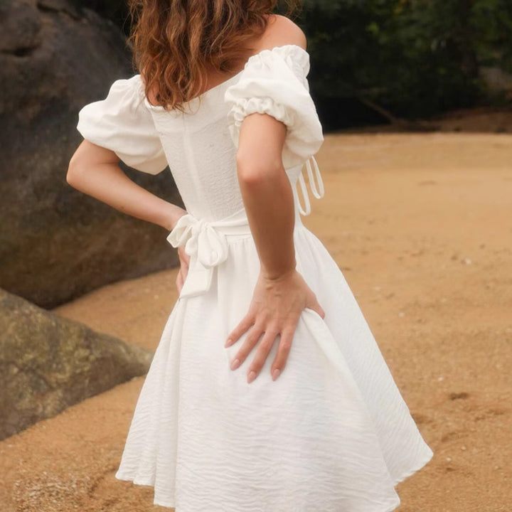 Dam Off-Shoulder Miniklänning med Volangärmar och Midjeknut Mirla-Eva Jonsson