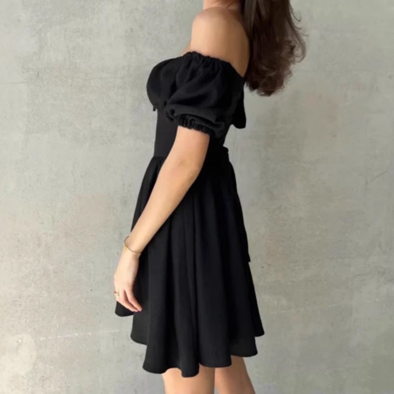 Dam Off-Shoulder Miniklänning med Volangärmar och Midjeknut Mirla-Eva Jonsson