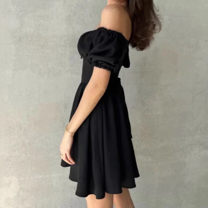 Dam Off-Shoulder Miniklänning med Volangärmar och Midjeknut Mirla-Eva Jonsson