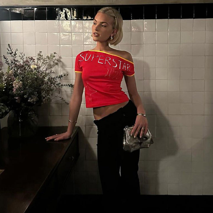Dam Off-Shoulder T-Shirt med tryckt text och glittrande detaljer Mirla-Eva Jonsson