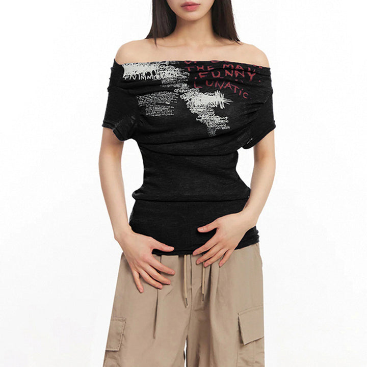 Dam Off-Shoulder T-shirt med artistisk tryck och figurnära skärning Mirla-Eva Jonsson