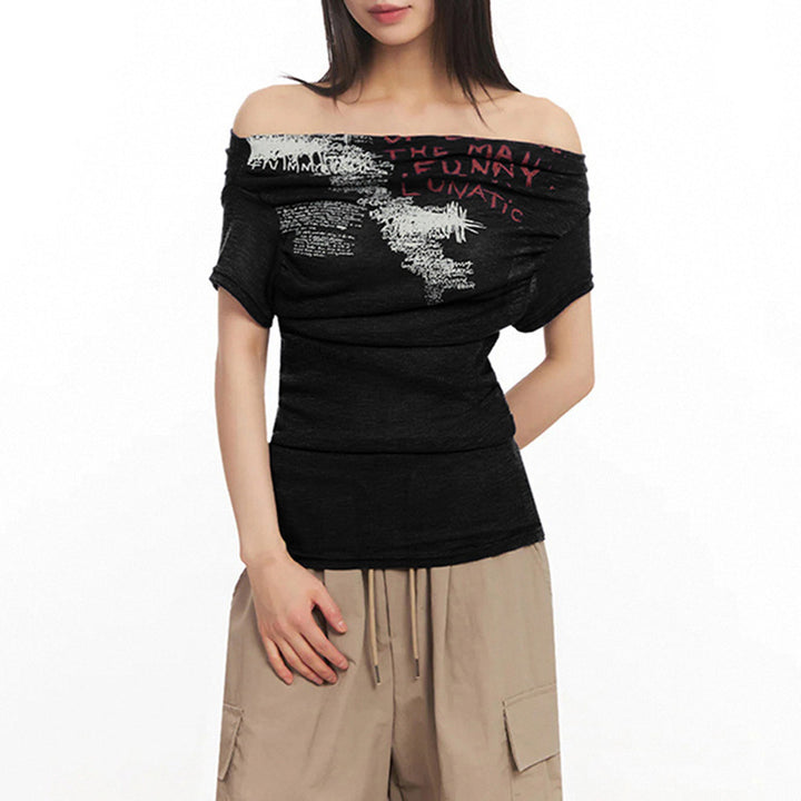 Dam Off-Shoulder T-shirt med artistisk tryck och figurnära skärning Mirla-Eva Jonsson