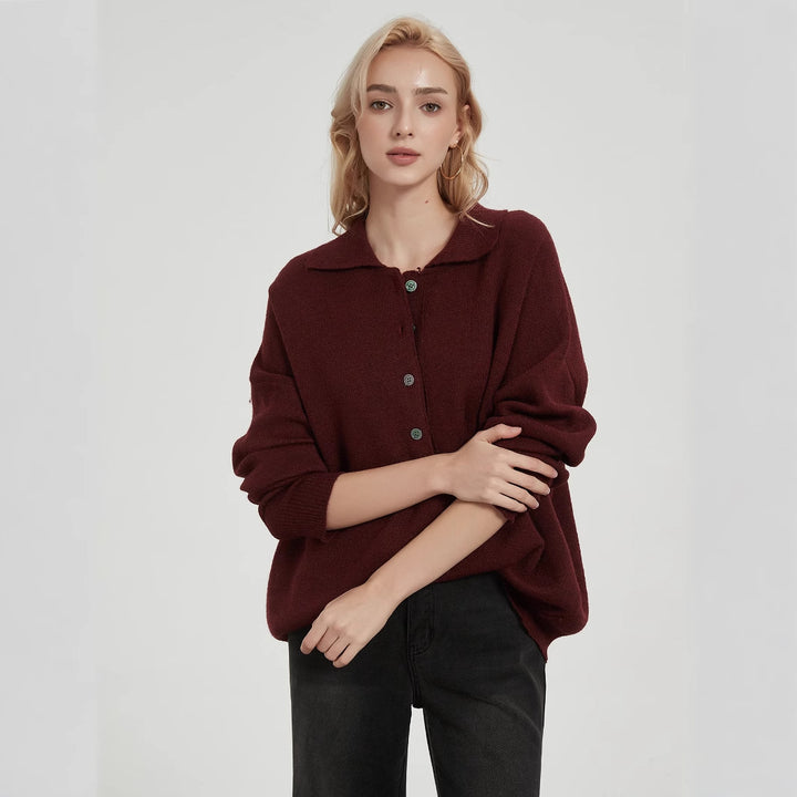 Dam Översized Stickad Tröja med Elegant Krage och Knappdetaljer Mirla-Eva Jonsson