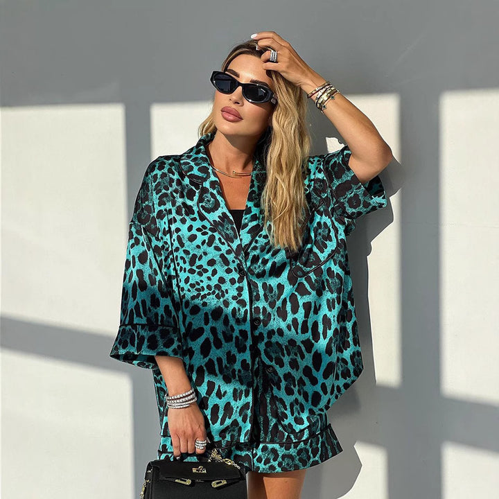 Dam Satin kortärmad blus med leopardmönster och avslappnad passform Mirla-Eva Jonsson