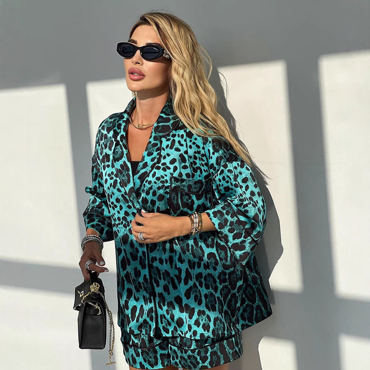 Dam Satin kortärmad blus med leopardmönster och avslappnad passform Mirla-Eva Jonsson
