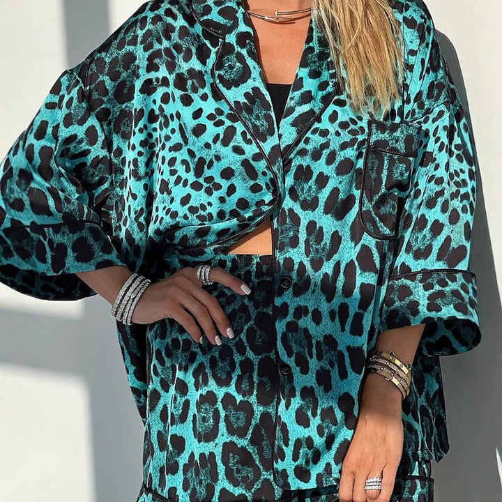 Dam Satin kortärmad blus med leopardmönster och avslappnad passform Mirla-Eva Jonsson