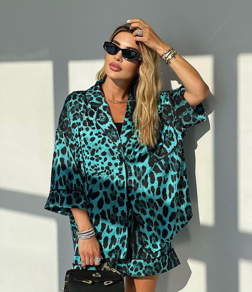 Dam Satin kortärmad blus med leopardmönster och avslappnad passform Mirla-Eva Jonsson