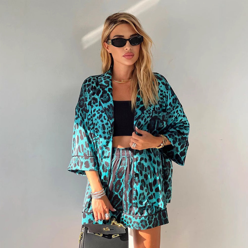 Dam Satin kortärmad blus med leopardmönster och avslappnad passform Mirla-Eva Jonsson
