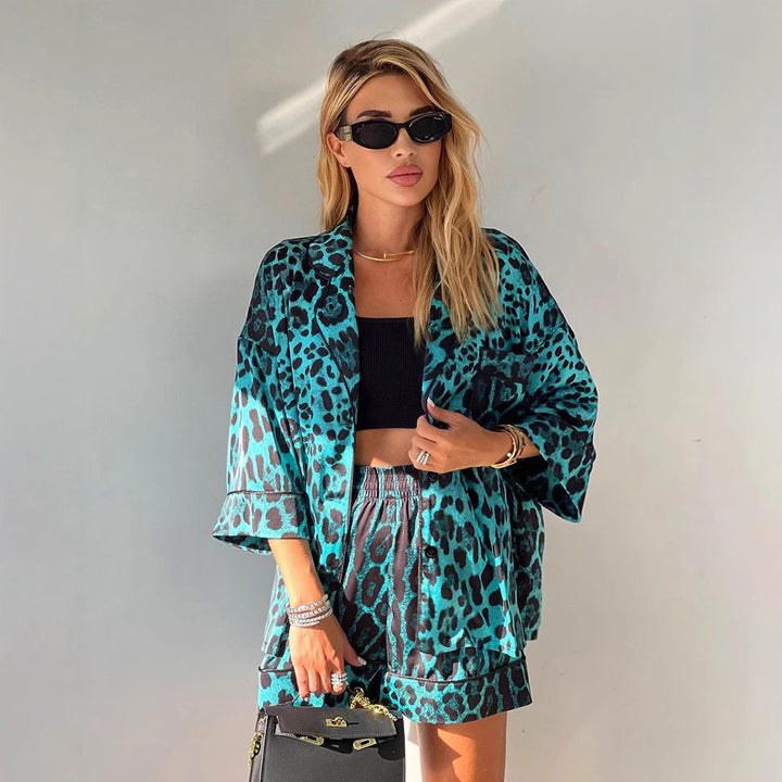 Dam Satin kortärmad blus med leopardmönster och avslappnad passform Mirla-Eva Jonsson